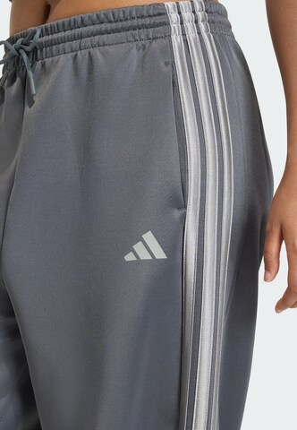 ADIDAS SPORTSWEAR Loosefit Παντελόνι φόρμας 'STADIUM' σε γκρι
