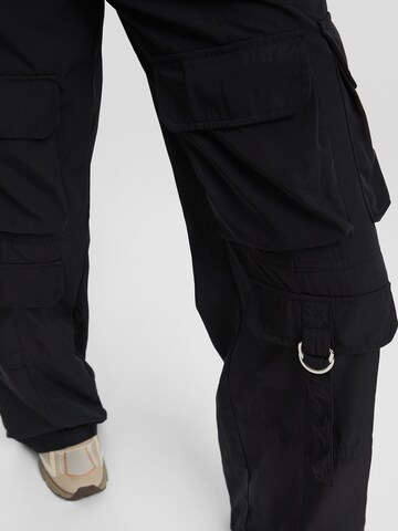 Regular Pantaloni cu buzunare de la Bershka pe negru