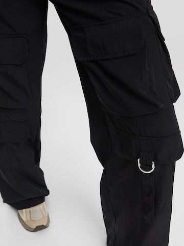 Bershka Regularen Kargo hlače | črna barva