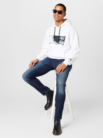 LEVI'S ® Regular Fit Sweatshirt 'Relaxed Graphic Hoodie' in Weiß
