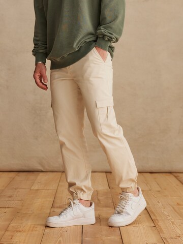 DAN FOX APPAREL - Tapered Calças cargo 'Damon' em branco: frente