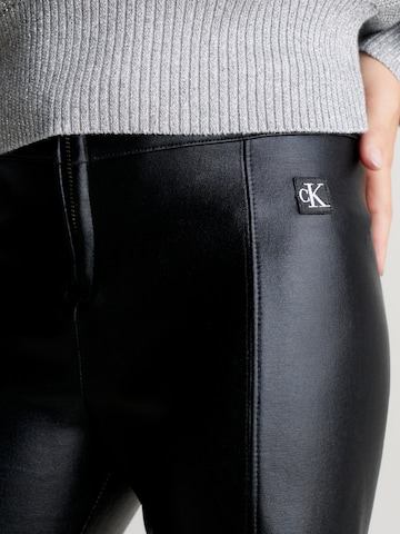 Calvin Klein Jeans Na zvonec Hlače | črna barva