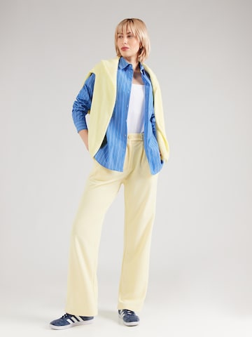 ABOUT YOU Bő szár Élére vasalt nadrágok 'Maribelle' - sárga