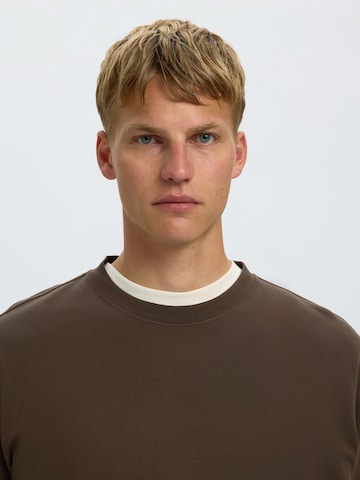 SELECTED - Camiseta 'SLMTAJ' en marrón