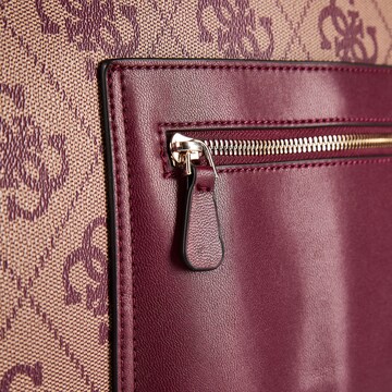 GUESS Schultertasche 'Berta' in Rot