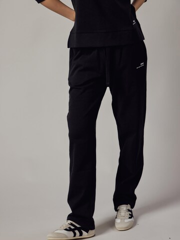 regular Pantaloni 'Felpati Dritti' di OWN Off With Nature in nero: frontale