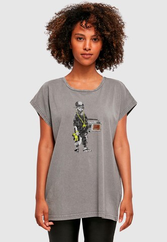 Merchcode Shirt 'Brandalised - Boy With Teddy' in Grau: Vorderseite
