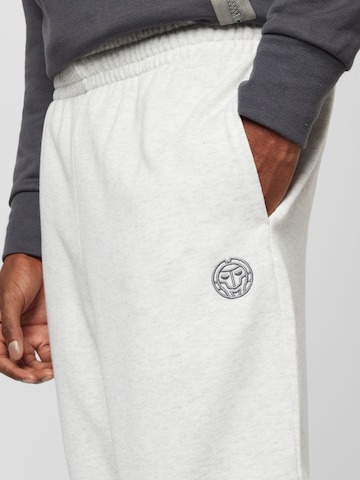 BIDI BADU - Tapered Pantalón deportivo 'Chill' en blanco