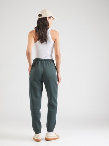 Tapered Pantaloni 'PCCHILLI' di PIECES in verde