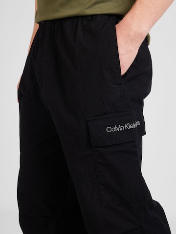 Calvin Klein Jeans Regularen Kargo hlače 'ESSENTIAL' | črna barva