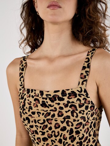 Robe ' ' Apricot en marron