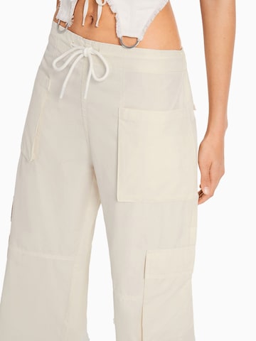 Bershka Wide Leg Cargohose in Beige