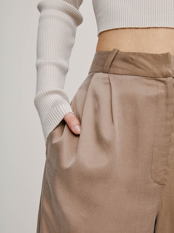 A LOT LESS - Pierna ancha Pantalón plisado 'Florentina' en marrón