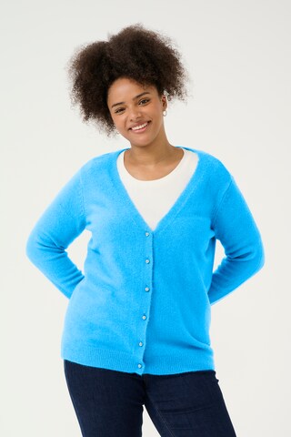 Cardigan 'Sylvia ' KAFFE CURVE en bleu : devant