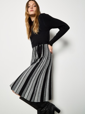 Apricot Geometric Stripe Knitted Midi Dress ' ' in Schwarz