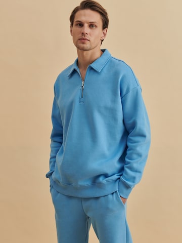 DAN FOX APPAREL Sweatshirt in Blue: front