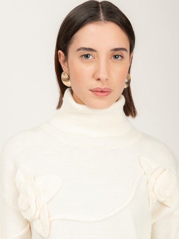 Influencer Úpletové šaty – bílá