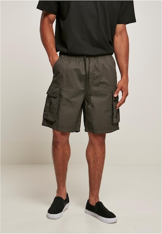 Urban Classics Regular Cargo Pants in Green: front