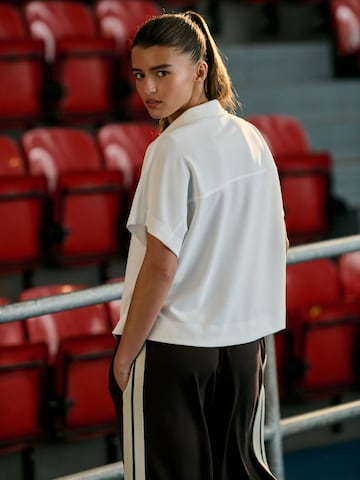 Tricou de la Next pe bej