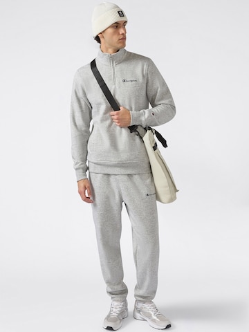 Champion Authentic Athletic Apparel Sweatshirt i grå