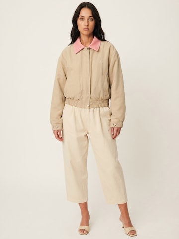 Giacca di mezza stagione ' Sablecras ' di Crās in beige: frontale