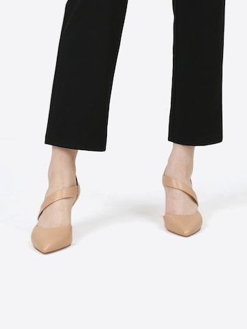 Dream Pairs Pumps in Beige