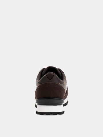 GUESS Sneaker 'Arona' in Braun
