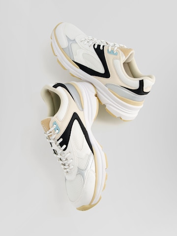 Sneaker bassa di Bershka in bianco