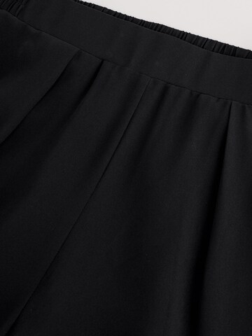 Wide leg Pantaloni cutați de la Next pe negru