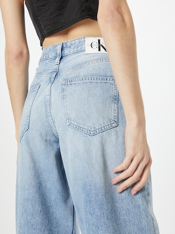 Calvin Klein Jeans بساق عريضة جينز بلون أزرق
