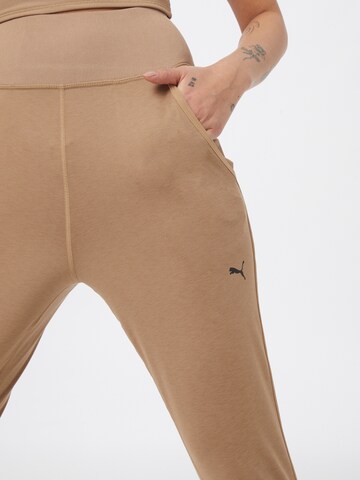 PUMA - Slimfit Calças de desporto em castanho