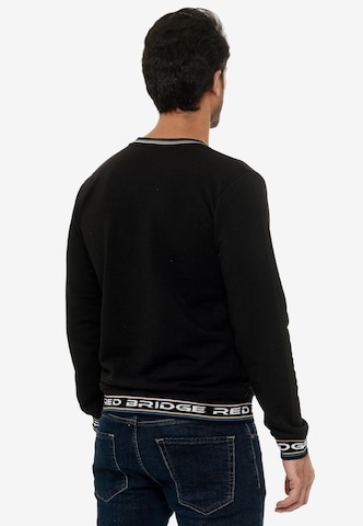 Redbridge Pullover 'Ontario' mit Brandlogo am Bundabschluss in Schwarz