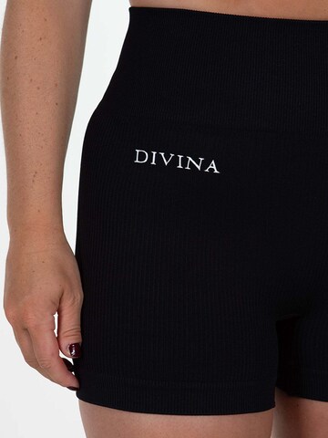 Divina Skinny Sportshorts 'Wavy' in Schwarz