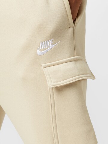 Effilé Pantalon cargo Nike Sportswear en beige
