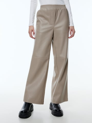 EDITED Wide leg Broek 'Floriane' in Beige: voorkant