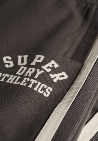 Regular Pantalon 'Athletic Essentials' Superdry en gris