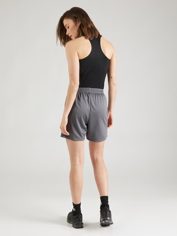 NIKE Regular Sportshorts 'STRIKE' in Grau