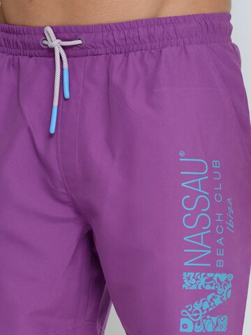 NASSAU Beach Club Badeshorts in Lila