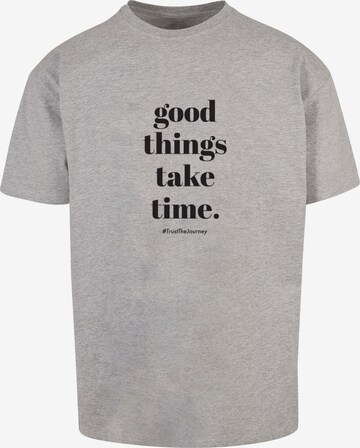 Merchcode Shirt 'Good Things Take Time' in Grijs: voorkant