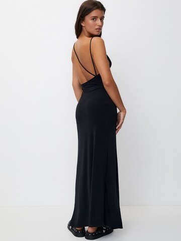 Rochie de la Pull&Bear pe negru