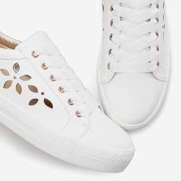 Baskets basses LASCANA en blanc