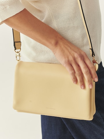 Borsa a mano 'Caressa' di TATUUM in giallo