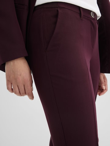 bonprix - Traje de pantalón en rojo