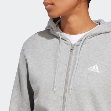 ADIDAS SPORTSWEAR Спортен суитшърт с качулка 'Essentials Linear French Terry' в сиво