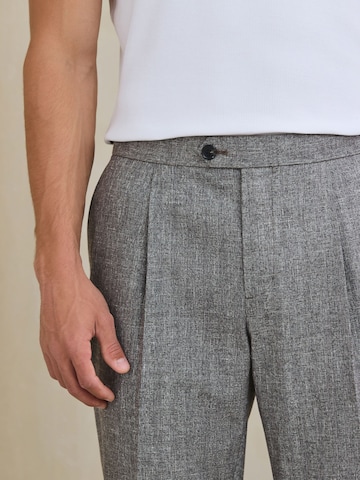 Next - regular Pantalón plisado en gris
