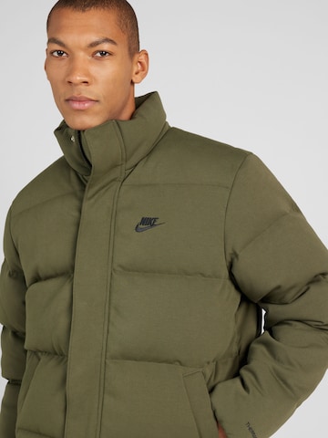 Nike Sportswear Φθινοπωρινό και ανοιξιάτικο μπουφάν σε πράσινο
