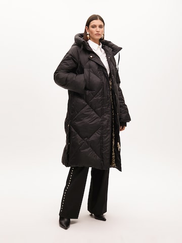 Lola Casademunt Mantel in Schwarz: Vorderseite