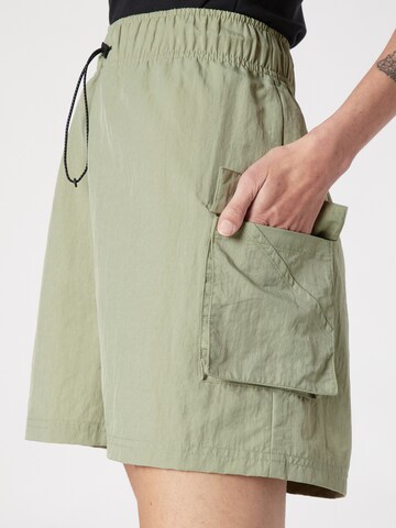 Loosefit Pantaloni cu buzunare de la Nike Sportswear pe verde