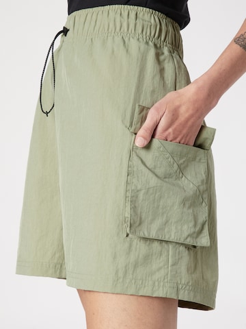 Nike Sportswear Широка кройка Карго панталон в зелено
