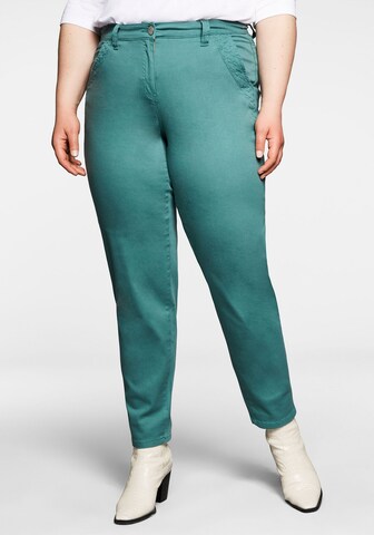 SHEEGO Slimfit Broek in Groen: voorkant